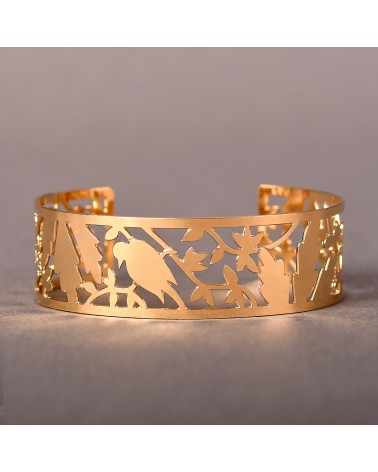 Épithètes - Bracelet Manchette doré à l'or fin - ajouré motif oiseau branche feuillages posé recto fond gris