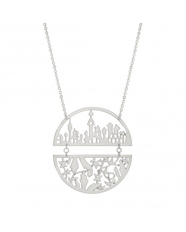 Épithètes : Collier doré argenté grand médaillon articulé, ajouré et poétique avec toits de ville et feuillages imaginaires